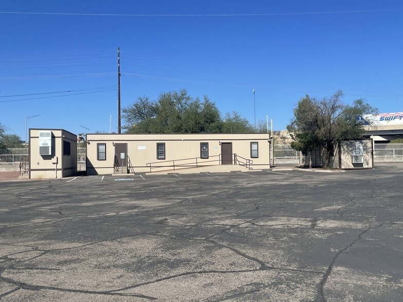 4933 S Outlet Center Dr, Tucson, AZ for sale - Building Photo - Image 2 of 9