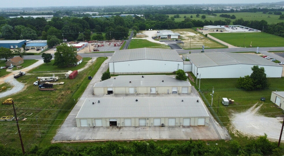 5764-5766 N Thompson St, Springdale, AR for lease - Building Photo - Image 2 of 9