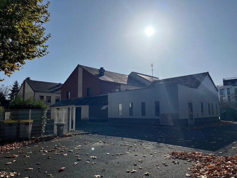 Flex in Montmorency for lease - Building Photo - Image 2 of 17