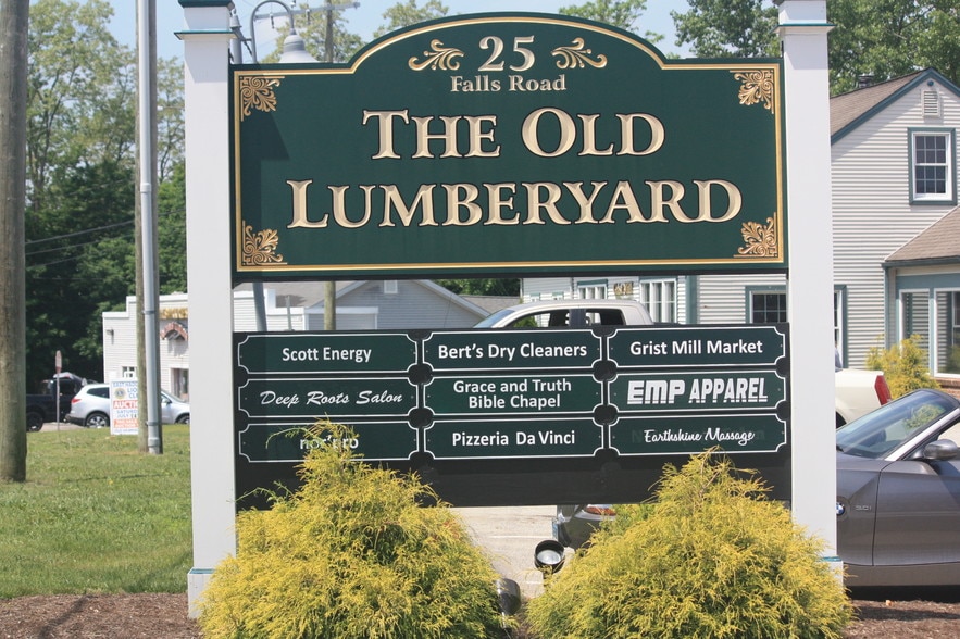 25 Falls Rd, Moodus, CT 06469