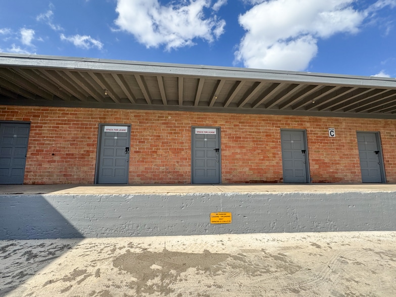 2915 S Zarzamora St, San Antonio, TX for lease - Building Photo - Image 3 of 9
