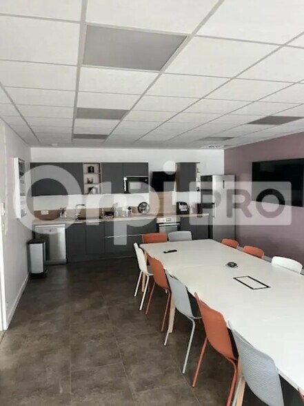 Office in Dompierre-sur-Mer for lease - Interior Photo - Image 2 of 3