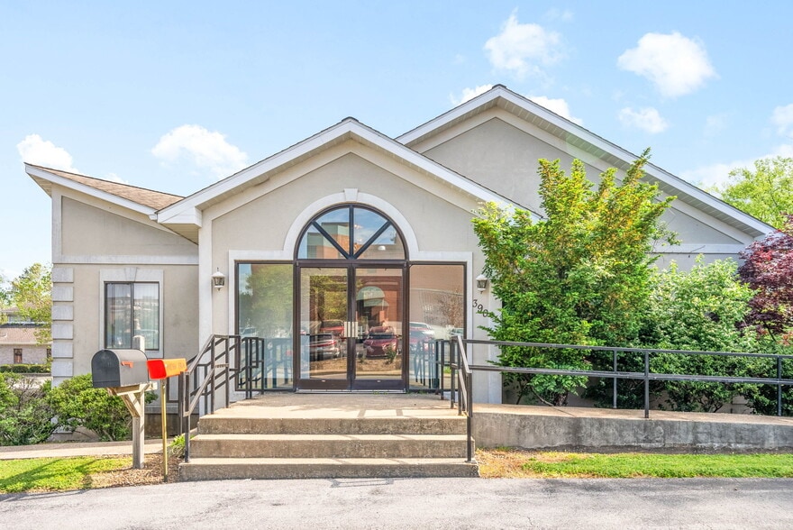 390 W 17th St, Hopkinsville, KY for sale - Primary Photo - Image 1 of 37