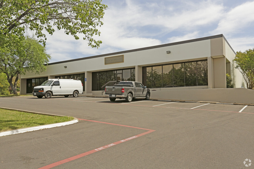 2108-2110 Hurd Dr, Irving, TX for lease - Primary Photo - Image 1 of 4