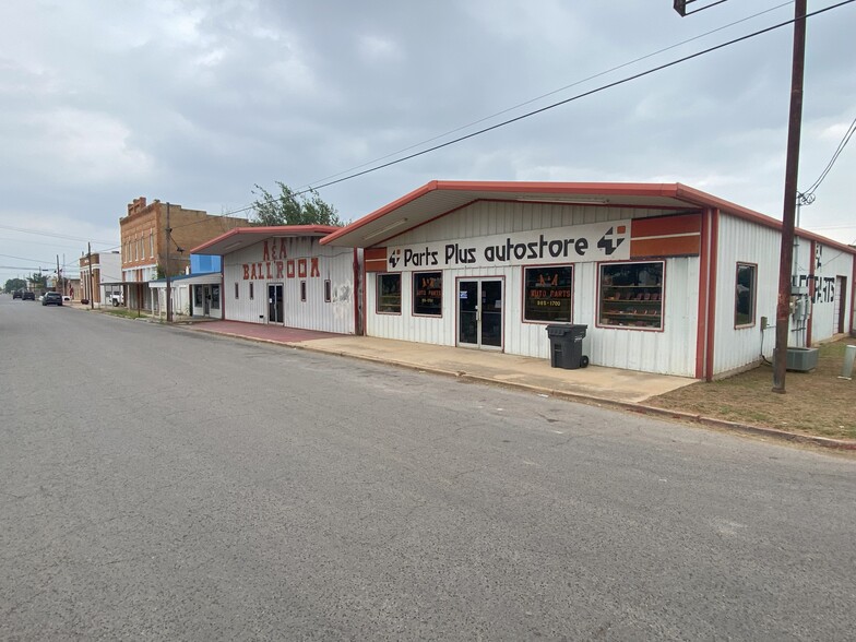 119 S Commerce St, Dilley, TX for sale - Building Photo - Image 1 of 26