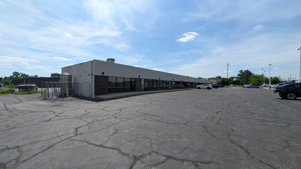 236 W Edison Rd, Mishawaka, IN for lease - Building Photo - Image 2 of 10