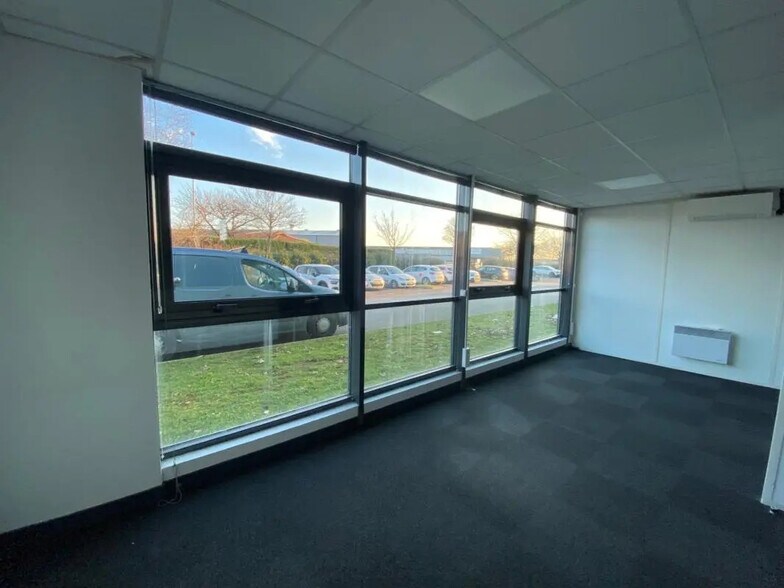 Flex in Décines-Charpieu for lease - Interior Photo - Image 2 of 6