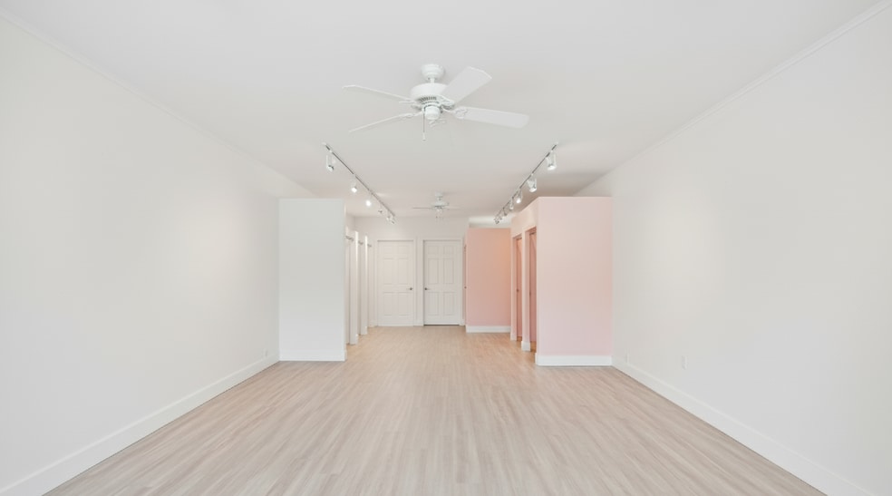 32 Park Pl, East Hampton, NY for lease - Building Photo - Image 3 of 5