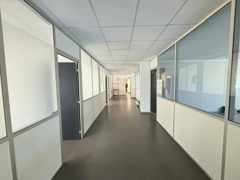 Flex in Marseille for lease - Building Photo - Image 2 of 23