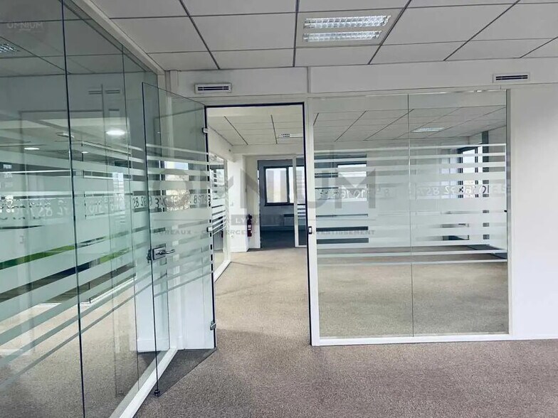 Office in Lyon for lease - Interior Photo - Image 3 of 6