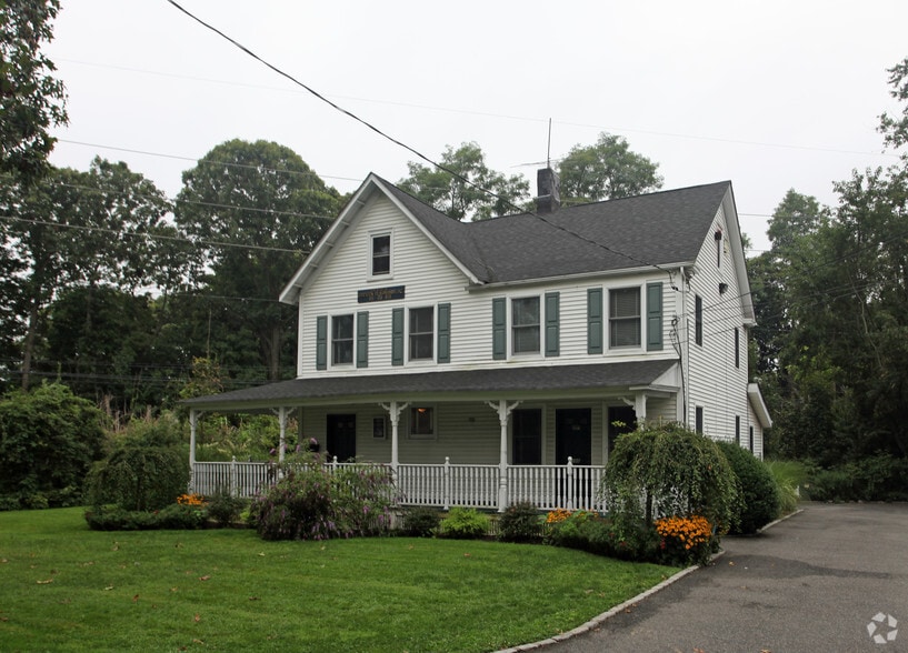186 W Main St, Smithtown, NY for lease - Primary Photo - Image 2 of 9
