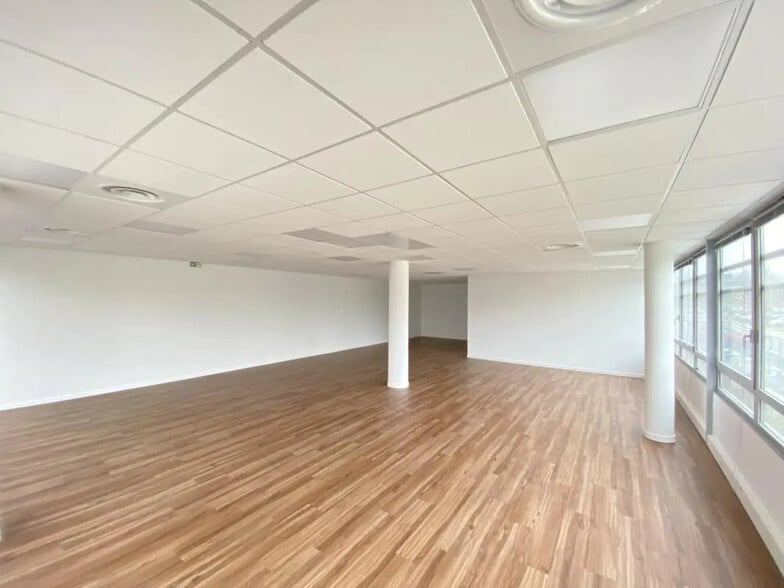 Office in Saint-Priest for lease - Interior Photo - Image 3 of 15