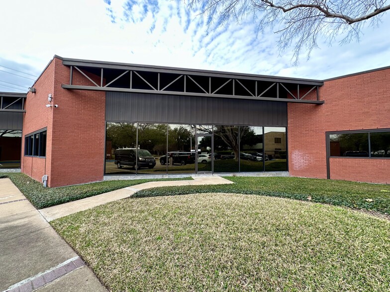 10595 Westoffice Dr, Houston, TX for lease - Building Photo - Image 1 of 19