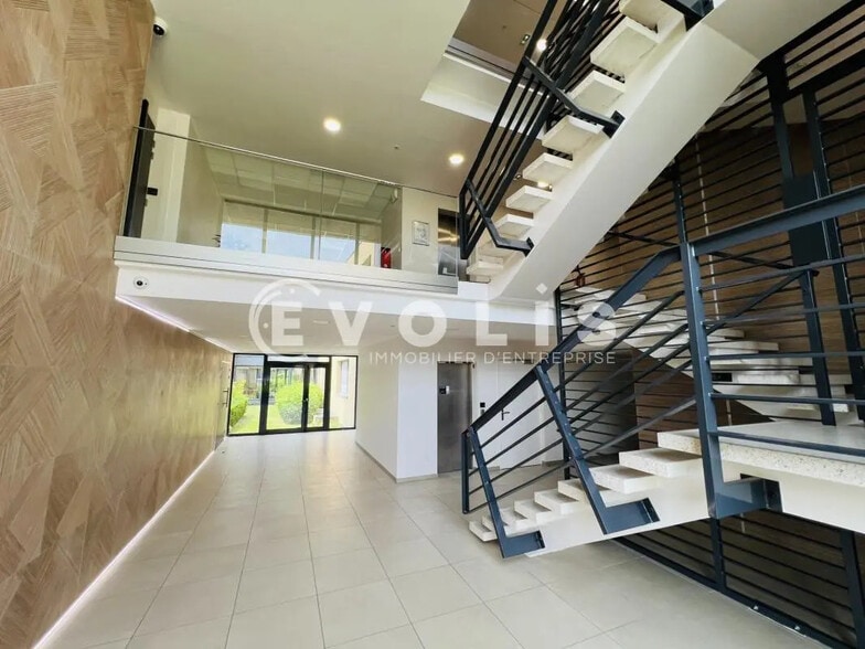 Office in Champs-sur-Marne for sale - Lobby - Image 3 of 16