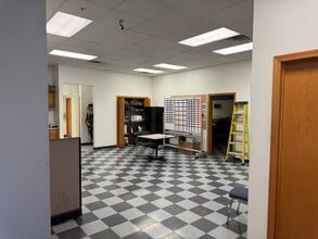 4154-4180 NW Urbandale Dr, Urbandale, IA for lease Building Photo- Image 2 of 7