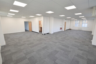 Hornbeam Sq N, Harrogate for lease Interior Photo- Image 2 of 2