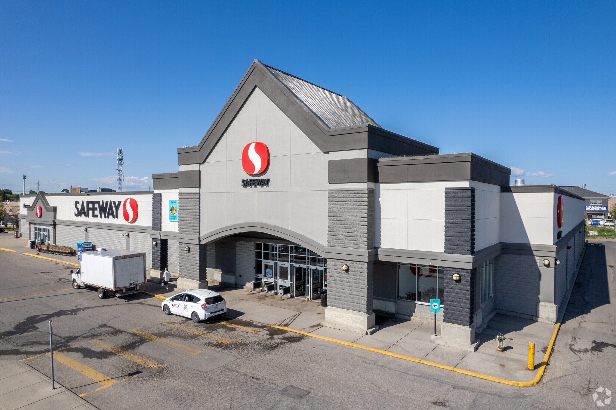 55 Castleridge Blvd NE, Calgary, AB for sale Primary Photo- Image 1 of 1