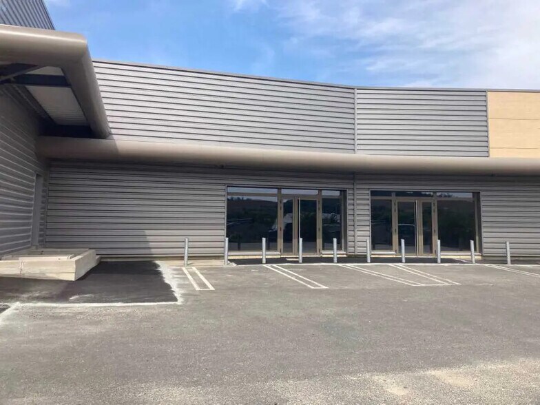 Retail in Trie-Château for lease - Building Photo - Image 3 of 4