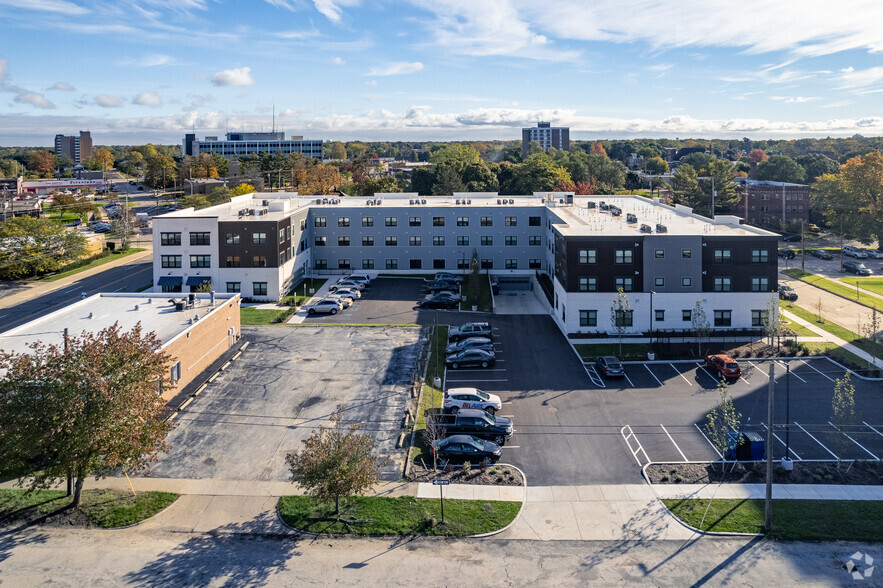 1021 Jefferson St, Muskegon, MI for lease - Building Photo - Image 2 of 12