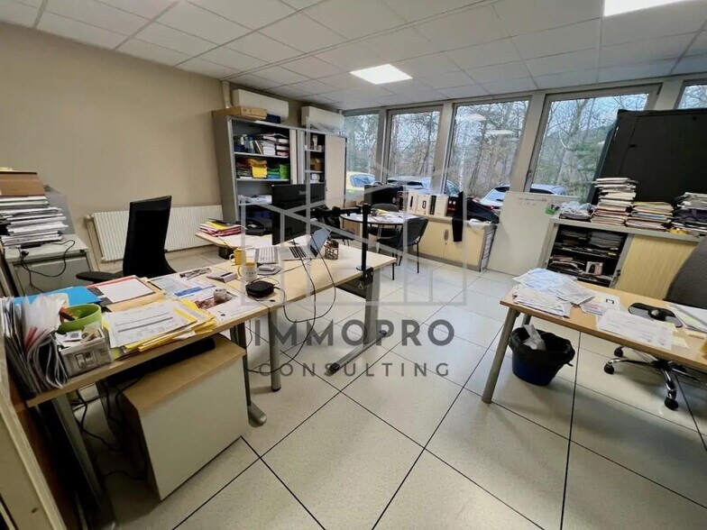 Flex in Évreux for lease - Interior Photo - Image 3 of 6