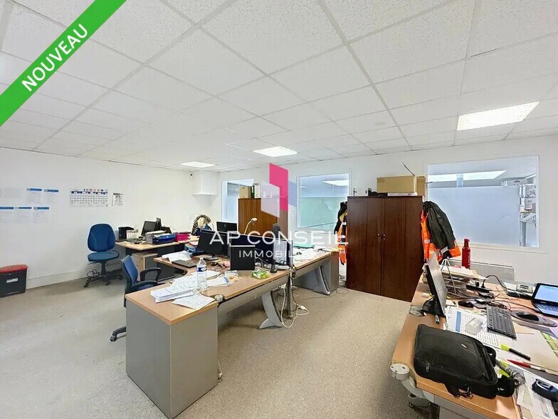 Flex in Voisins-le-Bretonneux for lease - Interior Photo - Image 3 of 5