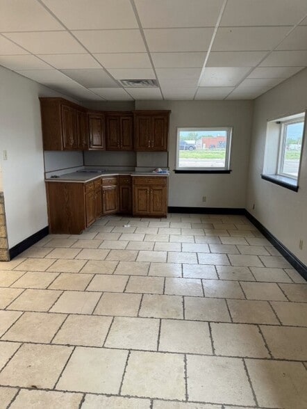 6035 Canyon Dr, Amarillo, TX for lease - Building Photo - Image 3 of 9