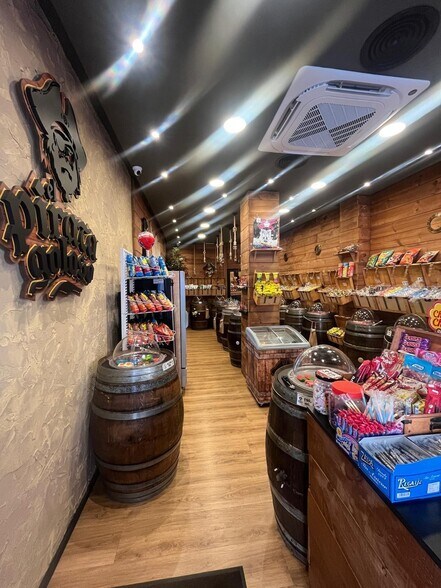 Retail in Cáceres for lease - Building Photo - Image 1 of 10