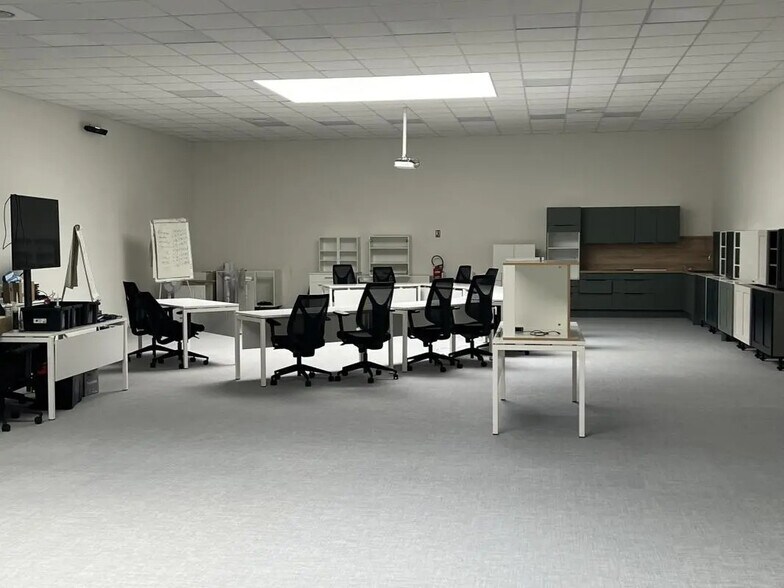 Industrial in Tremblay-en-France for lease - Interior Photo - Image 2 of 10