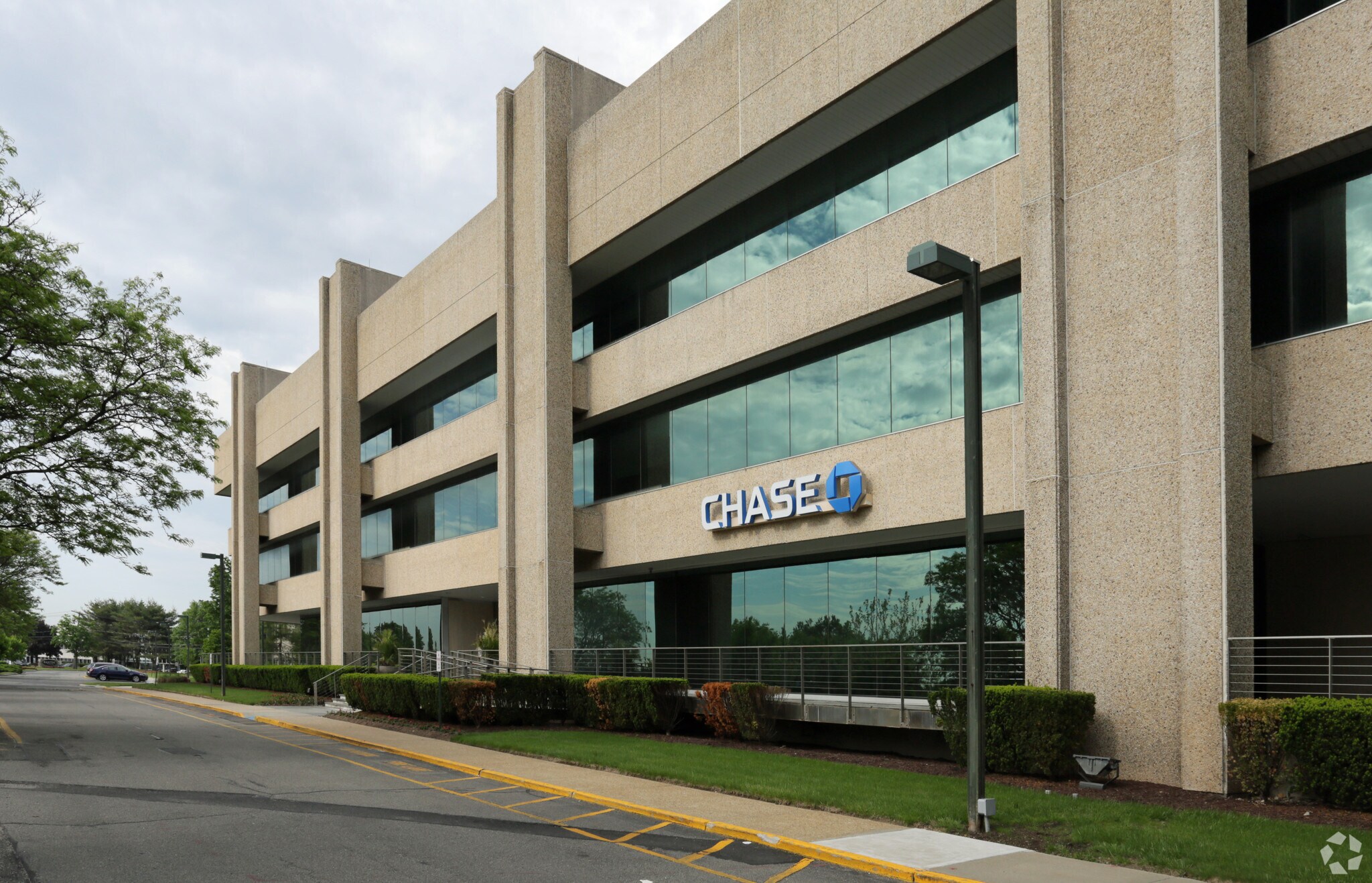 115 Broadhollow Rd, Melville, NY 11747 Office/Retail for Lease