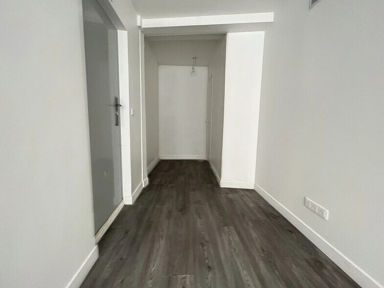 Retail in Paris for lease - Building Photo - Image 3 of 3