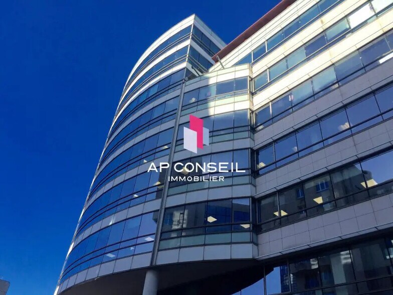 Office in Montigny-le-Bretonneux for lease - Building Photo - Image 2 of 10