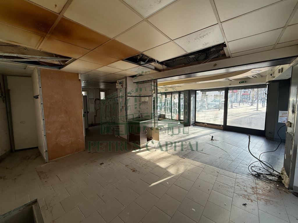 Retail in Paris for lease Interior Photo- Image 1 of 9