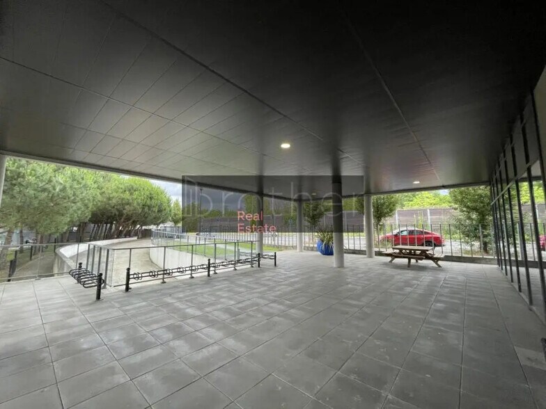 Retail in Lormont for lease - Building Photo - Image 3 of 5