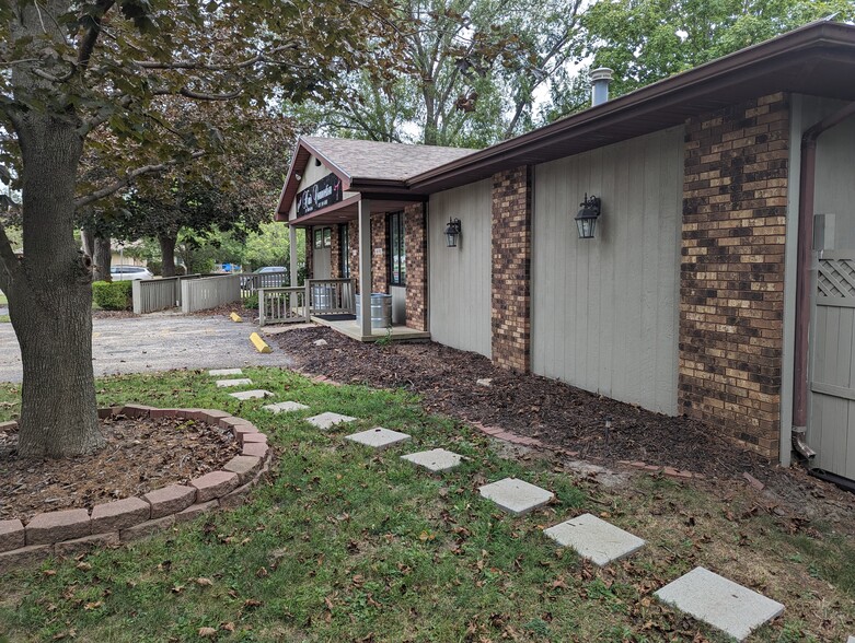 1820 McKinley Ave, Charleston, IL for sale - Building Photo - Image 3 of 21