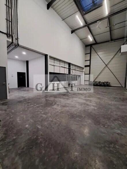 Office in Grigny for lease - Building Photo - Image 2 of 4