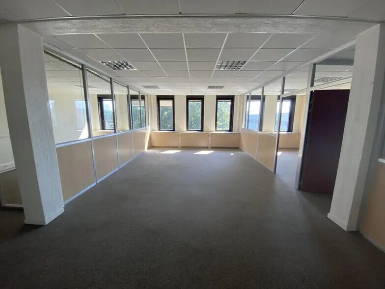 Office in Dardilly for lease - Interior Photo - Image 3 of 10