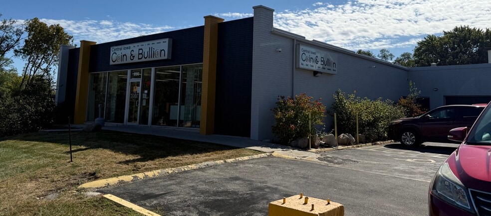 8190 Hickman Rd, Clive, IA for sale - Building Photo - Image 1 of 5