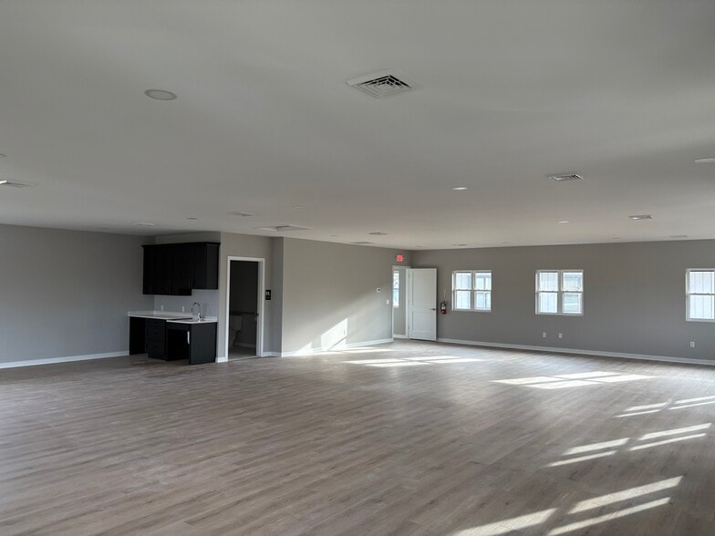 408 Bethel Rd, Somers Point, NJ for sale - Interior Photo - Image 2 of 39