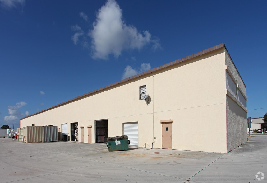 2850 SE Monroe St, Stuart, FL for lease - Primary Photo - Image 3 of 6