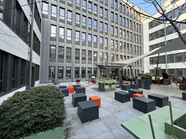 35-37 Rue Louis Guérin, Villeurbanne for lease - Building Photo - Image 2 of 3