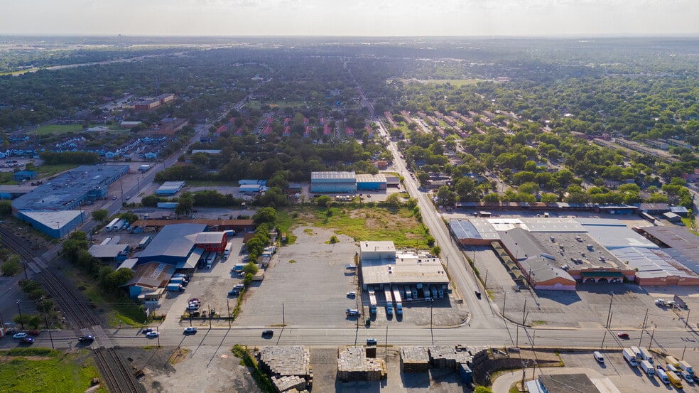 1625 S Zarzamora St, San Antonio, TX for lease - Building Photo - Image 2 of 10