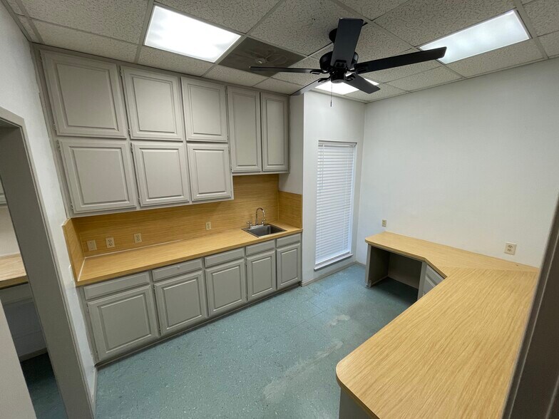 905 Medical Centre Dr, Arlington, TX for lease - Building Photo - Image 3 of 6