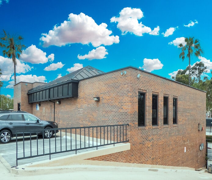 464 N Fairfax Ave, Los Angeles, CA for sale - Building Photo - Image 2 of 20