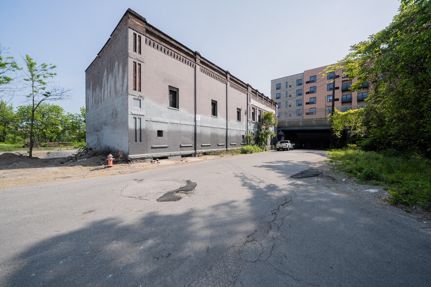 2446 25th St, Cleveland, OH for sale - Primary Photo - Image 1 of 6