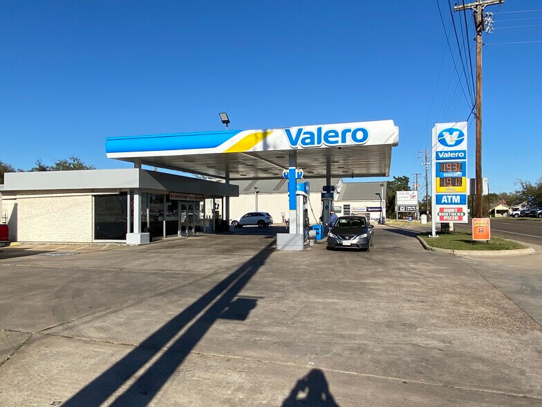 414 W Fairwinds, Hallettsville, TX for sale - Building Photo - Image 1 of 1