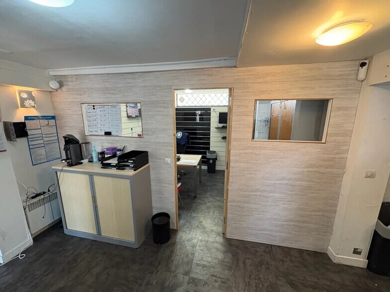 14 Place De L'Europe, Émerainville for lease - Interior Photo - Image 3 of 4