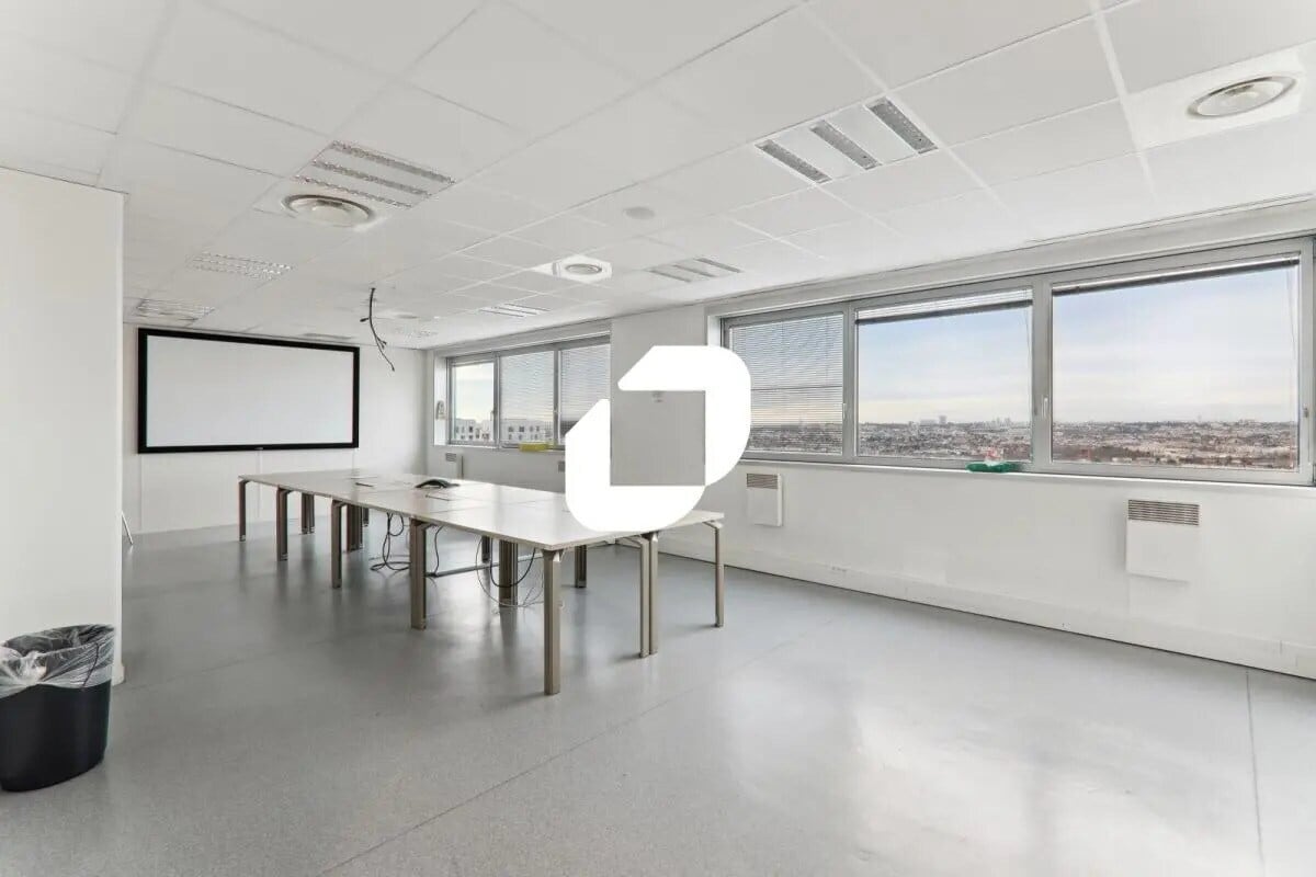 Office in Noisy-le-Grand for lease Interior Photo- Image 1 of 4