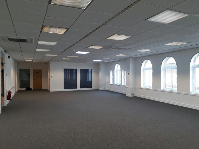 81-83 Victoria Rd, Surbiton for lease - Building Photo - Image 3 of 4