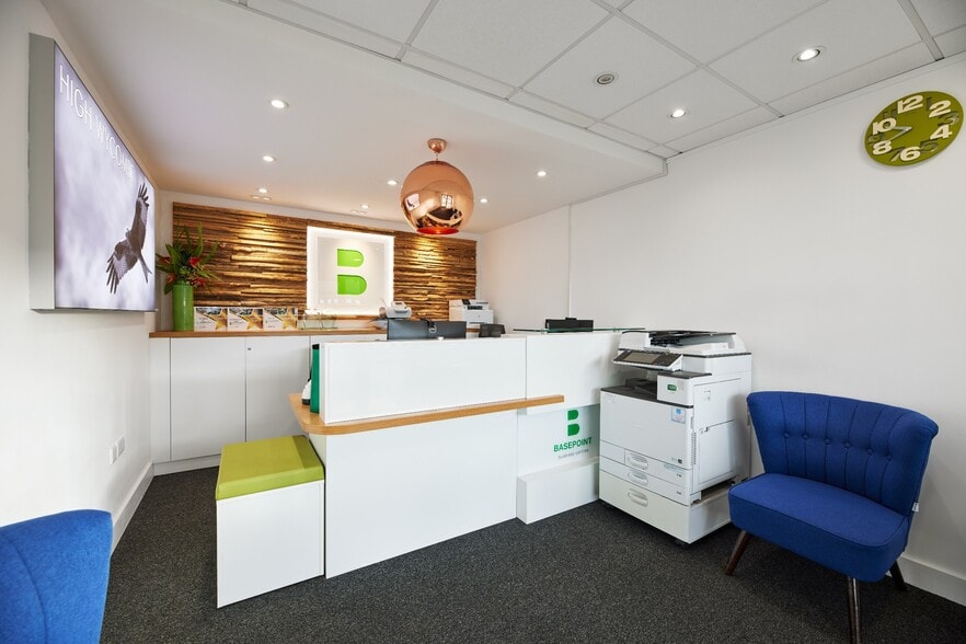 Lincoln Rd, High Wycombe for lease - Interior Photo - Image 2 of 4