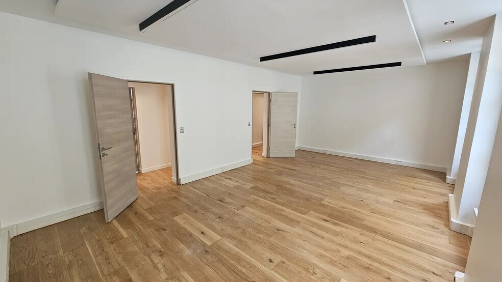 Office in Paris for lease - Interior Photo - Image 3 of 8